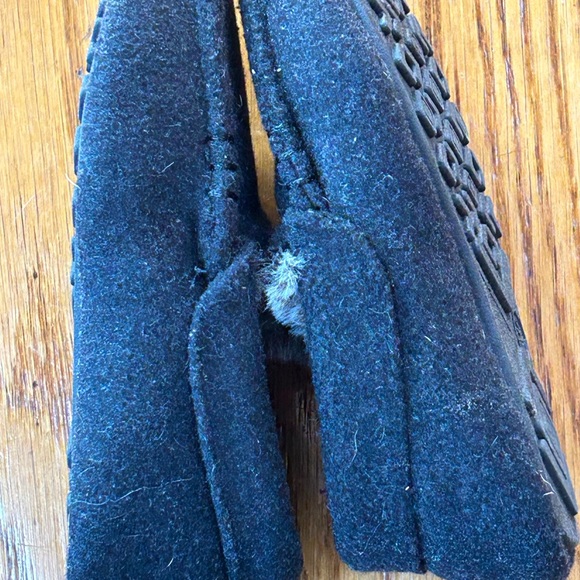 Target fur lined baby house slippers.  Slip on style gray felt.  Size 5/6. - Picture 6 of 6
